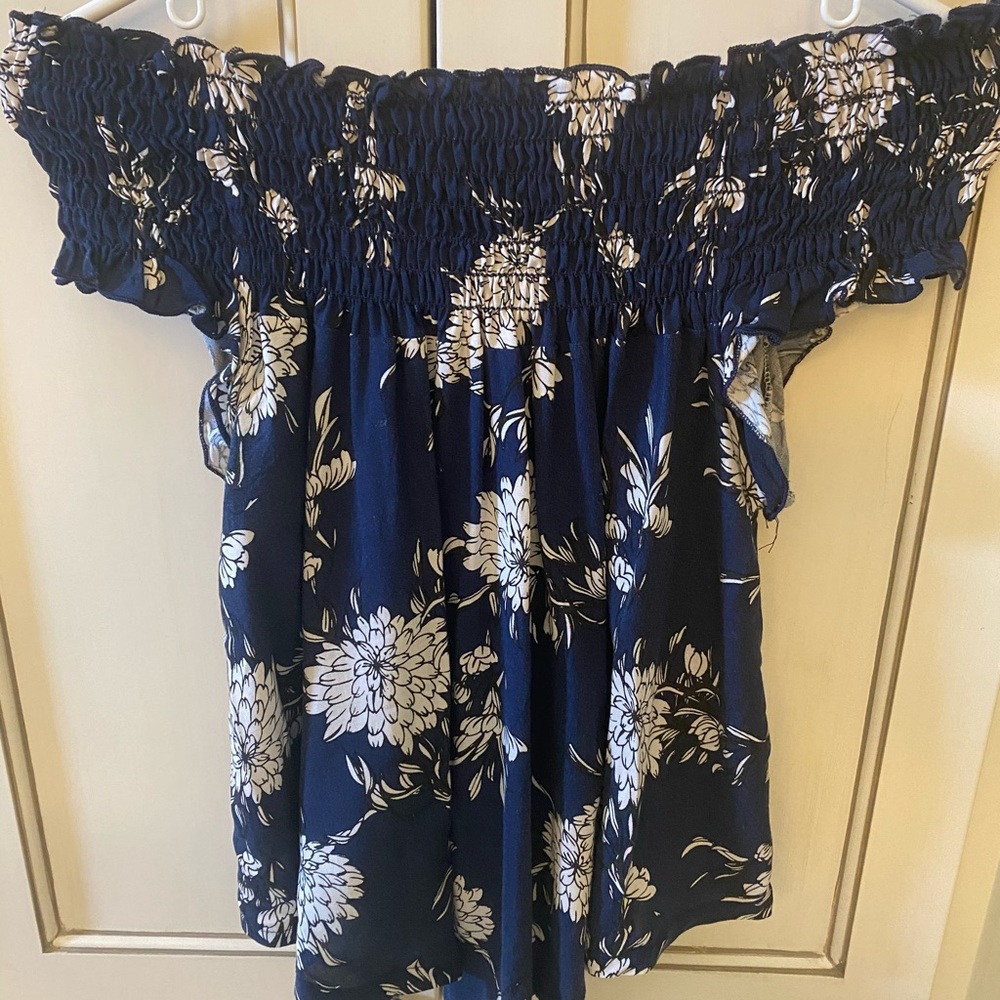 Dee Elle off the shoulder top. Small.